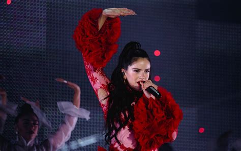 La Nuit Flamenca de Rosalía : Une Fusion Inoubliable de Musique et de Mode