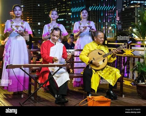  Le Concert Étincelant de Nguyên: Une Nuit d'Emotions et de Musique Traditionnelle Vietnamienne!